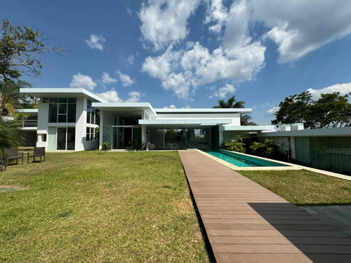 Venta Casa Bellísima Arquitectura Amplio Terreno