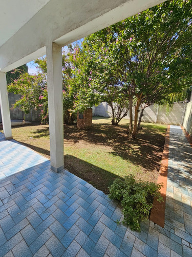 Venta Casa 4 Ambientes Con Consultorio Instalado. Fondo Libre Con Galería. Berazategui Oeste