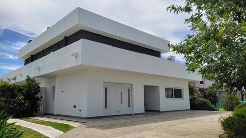 Imagen 4 de 25 de Moderna Casa En Venta Con Pileta Sobre El Golf, El Canton