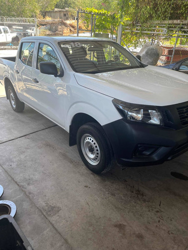 Imagen 2 de 3 de Nissan Np300 2018 2.5 Doble Cabina S Aa Pack Seg Mt