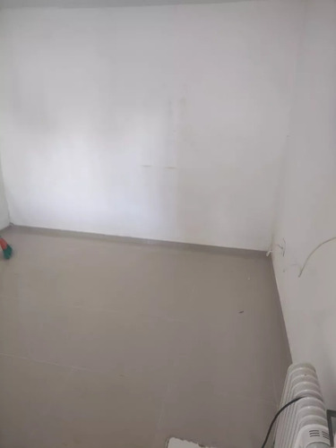 Imagen 2 de 9 de Apto Tipo Casita Interior Con Patio En Av Gral San Martin Y Pablo Ehrlich 1 Dormitorio Con Patio Reciclado. Interior Con Rejas Y Sin Gc
