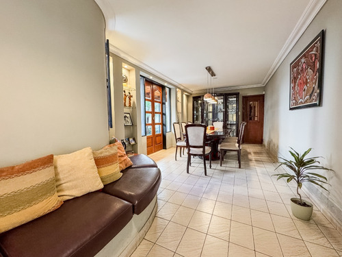 Casa Ecléctica En Zona Céntrica: Estilo, Confort Y Seguridad Para Tu Familia