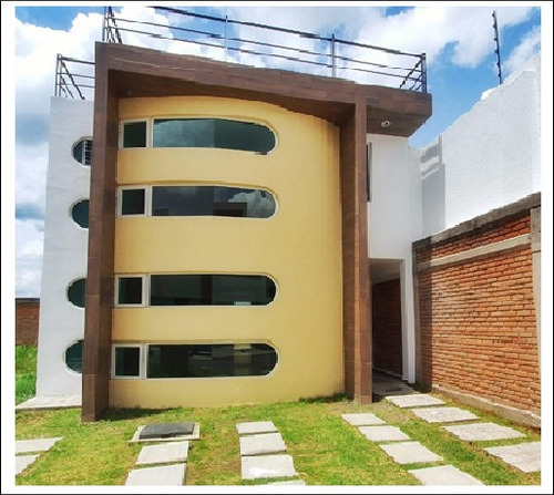 Imagen 1 de 14 de Casa Moderna De 3 Recamaras, Cuarto De Juego Y Terraza