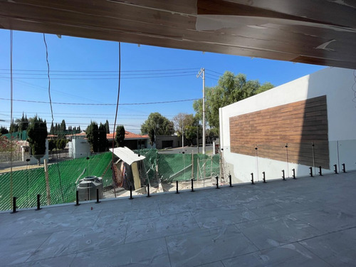 Local En Renta De 350 A 400m2 Nuevo, El Local Se Ubica En Planta Baja En Plaza Comercial Nueva.