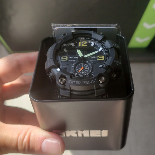 Reloj de pulsera Skmei 1637 de cuerpo color negro, analógico-digital, para hombre, fondo negro, con correa de poliuretano color negro, agujas color verde y negro y blanco, dial amarillo y blanco, subesferas color negro, minutero/segundero blanco, bisel color negro, luz verde y hebilla doble