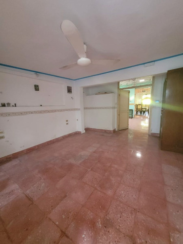 Casa Amplia Con Techos Altos A 2 Cuadras De La Iglesia De San Cristobal