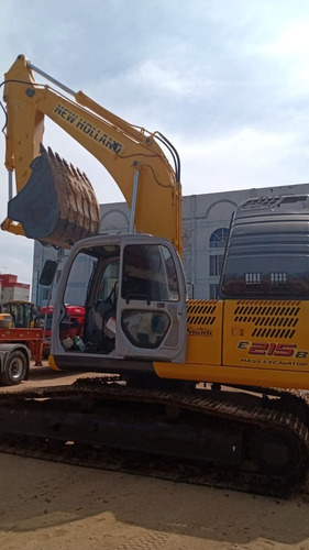 Escavadeira New Holland E215b 2011/12 11.305 Hs* Ar* Repasse