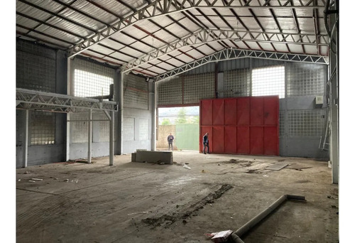Arriendo Bodega De 325 M² En El Salto, Recoleta.