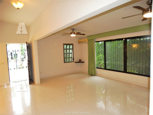 Casa En Venta, Estilo Clásico ,4 Recámaras En Residencial Campestre, Cancún