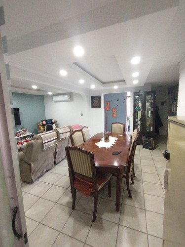 Casa De Dos Pisos De Tres Dormitorios Barrio Residencial