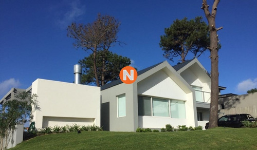 Excelente Oportunidad. Hermosa Casa Con Piscina.- Ref: 214285