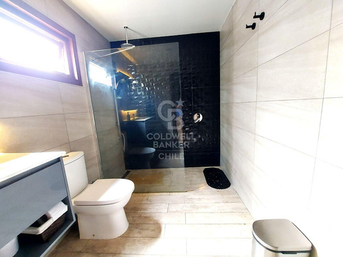 Remodelada Con Líneas Simples Y Sectores Amplios