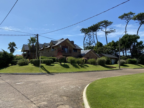 Imagen 1 de 30 de Espectacular Casa A Una Cuadra De La Playa. 7 Dormitorios, 6 Baños. Vista Al Mar. Amplios Y Luminosos Ambientes, Buena Construcción. Buena Ubicación - Punta Del Este Mansa
