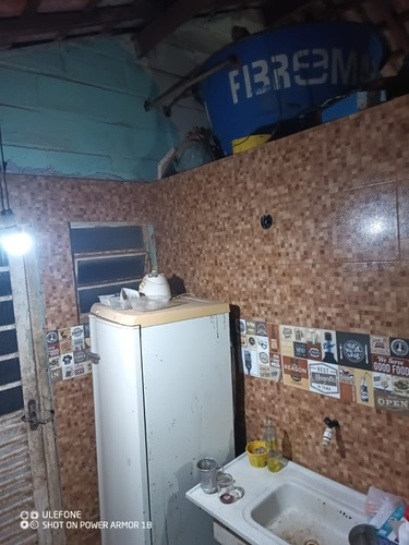 Vende-se Casa 2qts Sala Cozinha Banheiro.
