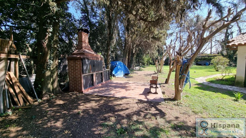 Hermosa Casa En Venta Sobre La Calle J.r Jimenez, En El Barrio Los Jazmines. Del Viso, Pilar