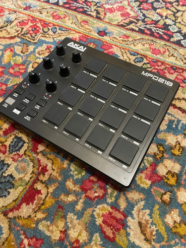 Akai Mpd218 Midi Usb Pad - Semi Novo