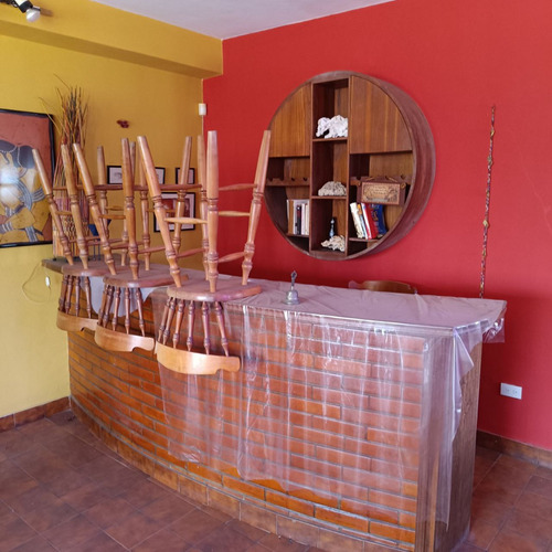 Se Vende Casa En La Calle Junin De Anaco, Con Un Amplio Terreno De 1693 Metros Cuadrados. (a.p)
