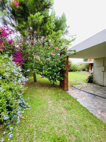 Casa En Venta De 3 Dormitorios En Playa Mansa