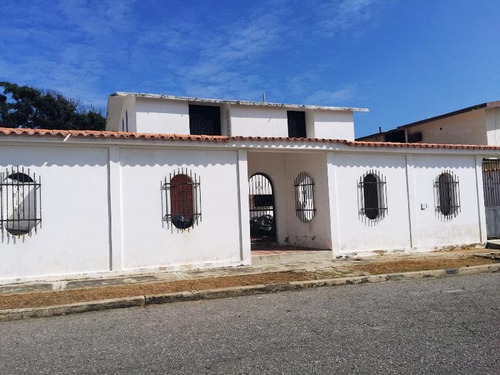Abc. B5490. Oportunidad. Casa En Venta En Cumboto Norte, Puerto Cabello, Incluye Render Para Área De Cocina.(5,4,4, 765/220) 