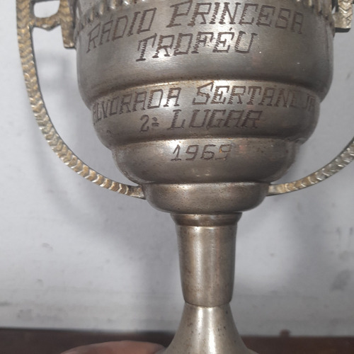 Imagem 5 de 10 de Troféu Antigo Metal Ferro Folheado Prata 1969 Marcas De Uso