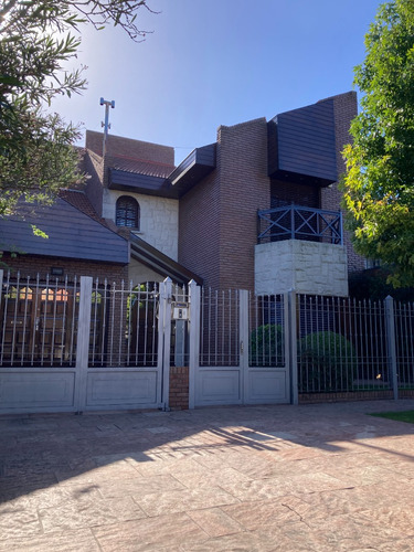 Esplendida Casa Sobre Av.paso-con Jardin Y Piscina