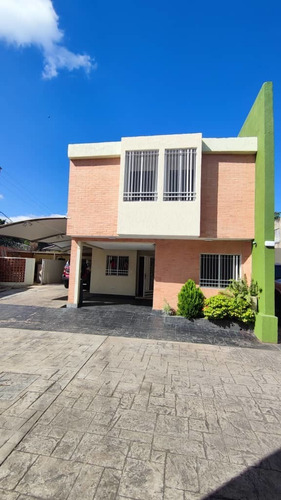 Imagen 1 de 14 de Fernando Pérez Vende Townhouse En El Rincón