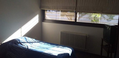 Casa De Categoría En Venta De 3 Dorm. En Villa Cabrera, A Metros Del Shopping.