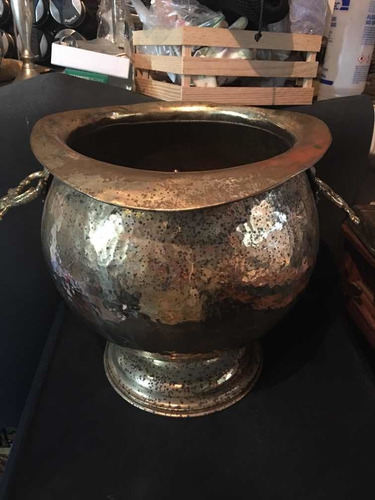 Imagen 2 de 8 de Macetero Mediano De Bronce