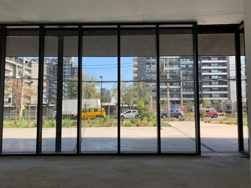 Local Comercial Nuevo: 51/131 M2, Terraza, Patio. Metro.