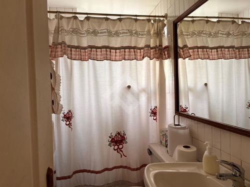 Casa En Venta De 5 Dorm. En Ñuñoa