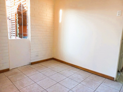 Casa De Un Piso, Con Ubicación Inmejorable, Avenida Condell