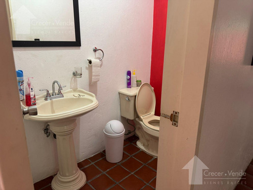 Casa Sola De Dos Niveles En Venta, En Privada Con Vigilancia En Lomas Tetela, Cuernavaca Morelos