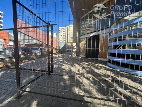 Local Comercial De 3 Pisos En Avenida Libertad