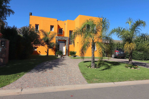 Casa 5 Ambientes Muy Luminosa Con Pileta