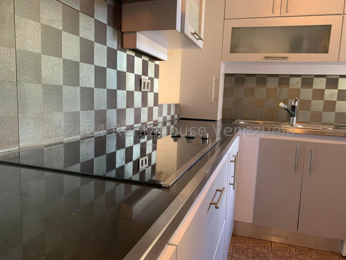 Ss: Vende Apartamento 25-3965 En La Florida De 150 M2, 3h/3b/1pe