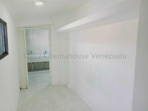 Casa Moderna Totalmente Remodelada, Con Amplios Espacios Iluminados Colinas De Guataparo 24-23018