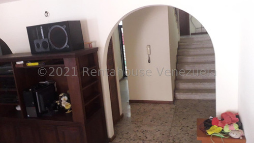 Casa En Venta La Trinidad. Codigo: 22-19042 Cm