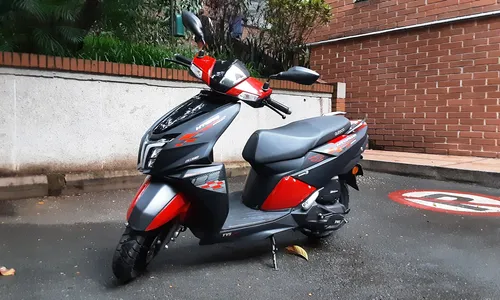 Negra/rojo 125cc, 2022. Conector Usb, Automática, Como Nueva