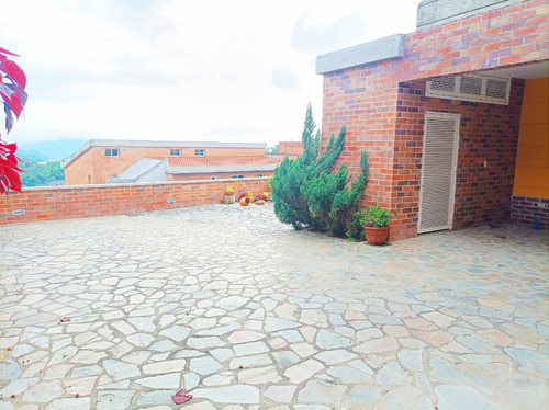 En Venta Casa De 2 Plantas Precio De Oportunidad, Cocina Concepto Abierto, Calle Cerrada, Urbanización Alto Hatillo. Ln