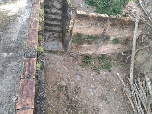 Terreno De 1000m² Em Condomínio Fechado Em Ibiúna Com Construção Semi-pronta!