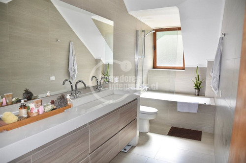 Casa En Venta En 4 Dormitorios Golf Lomas Dehesa