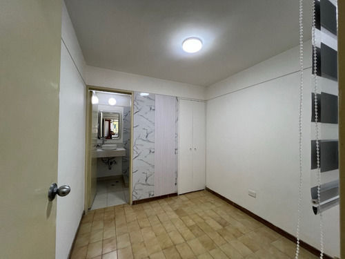 Se Vende Apto. Amoblado Con Pozo En La Urb. Los Palos Grandes, Municipio Chacao.