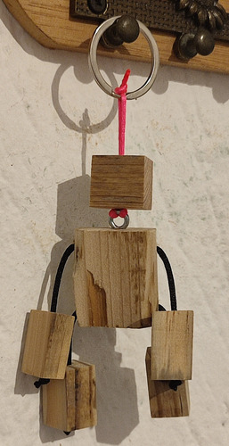 Llavero De Madera En Forma De Muñeco