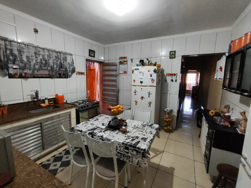 Casa Com Excelente Localização De Mercados, Posto De Saúde E Outras Facilidades