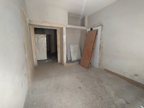 Imagen 13 de 20 de Marisol Castro Vende Galpón Con Once (11) Locales En Av. Fernando Figueredo | Valencia | A Pocos Metros Del Centro De Valencia | Fog-149 Marisol 04244923040