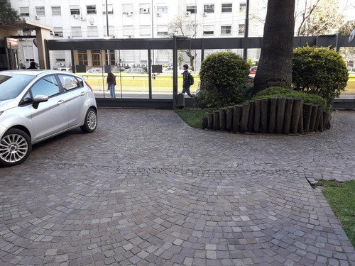 Depto. De 5 Ambientes Al Frente Con Dependencia, Patio, Dos Cocheras Y Baulera
