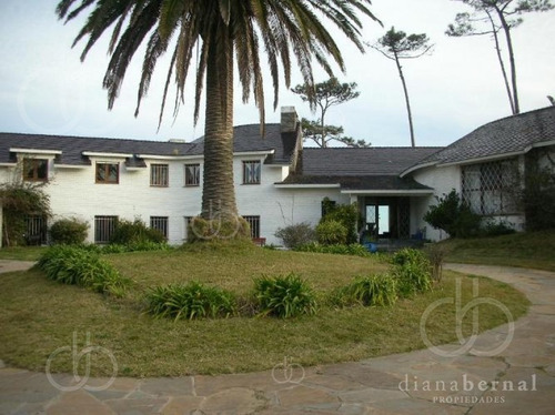 Imagen 1 de 19 de En Primera Línea, Mansión Clásica De 7 Dormitorios Con Gran Parque, Piscina Y Muy Linda Vista Al Mar.- Ref: 495