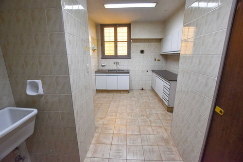 Venta - Casa De Estilo Ideal Instituciones. 400 M2