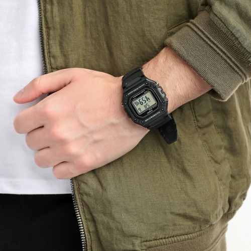 Reloj de pulsera Casio Youth W-218H de cuerpo color negro, digital, para hombre, fondo gris, con correa de resina color naranja, dial negro, minutero/segundero negro, bisel color negro, luz ámbar y hebilla simple
