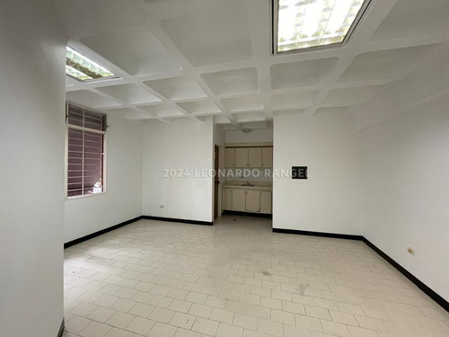 Se Vende Local Comercial En El Edificio La Florida, Mérida.